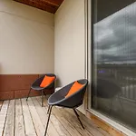 Fun & Trendy Condo Close To Downtown And The Beach