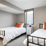 Upscale Urban Oasis: Spacious & Chic With Hot Tub!