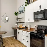 Modern & Cozy Studio Walk To Downtown & Beach