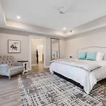 Luxury Downtown 2Bdr Lake View Penthouse Condo Steps To Beach 404E