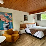 The Sierra Motel