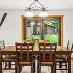 Spacious 3 Bedroom Cottage On Arbutus Lake