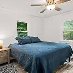 Spacious 3 Bedroom Cottage On Arbutus Lake