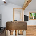 Modern Cabin On Arbutus Lake