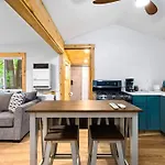 Modern Cabin On Arbutus Lake