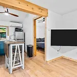 Modern Cabin On Arbutus Lake