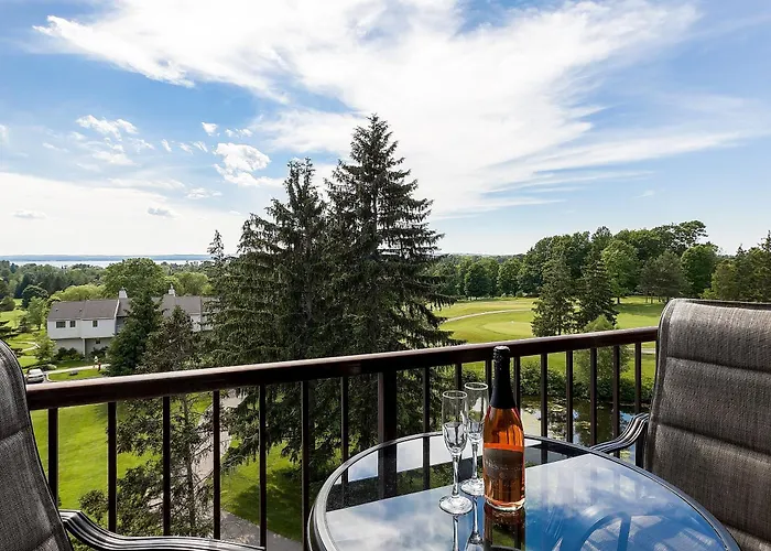 Beautiful Lake View Golf Course Condo