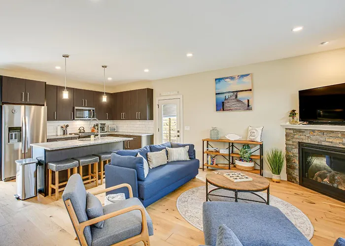 Traverse City Townhome Walk To Boardman Lake!