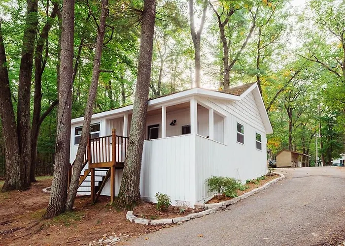 Arbutus Lake 3 Bedroom Cottage