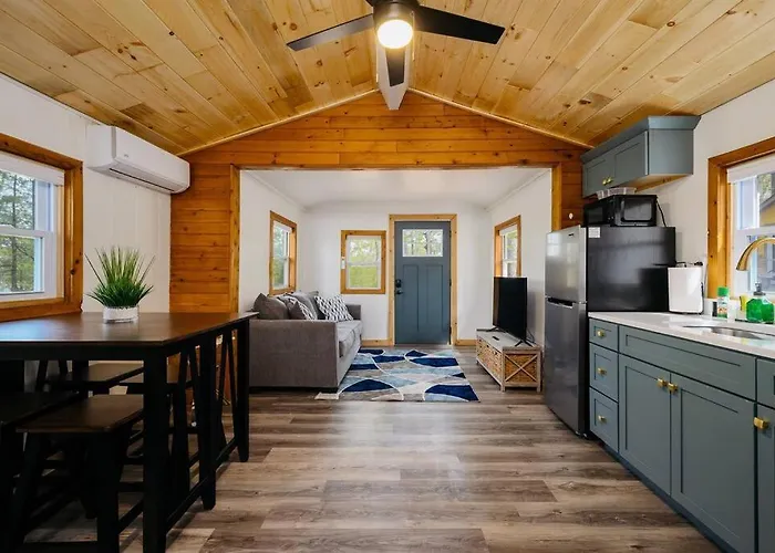 Cozy Cottage On Arbutus Lake