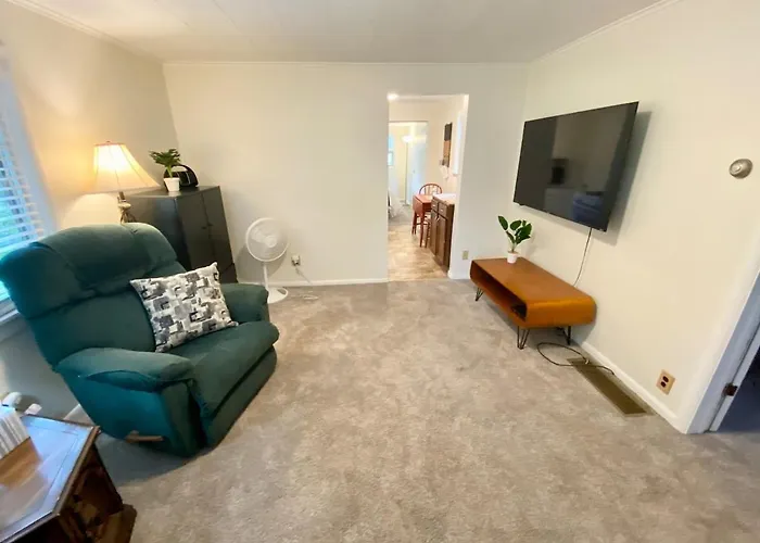 Convenient 2 Bedroom Home In Tc