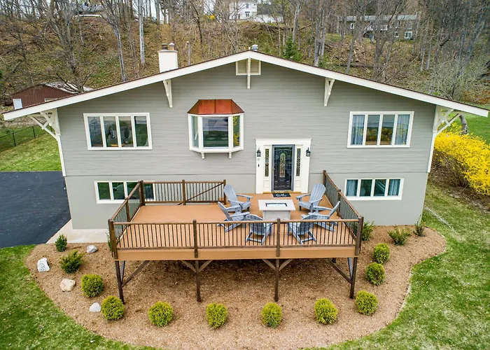 Up North Escape - Modern Home With Private Beach