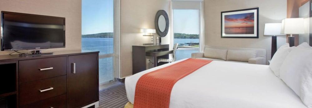 Hotel West Bay Beach, A Traverse City