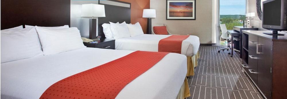 Hotel West Bay Beach, A Traverse City
