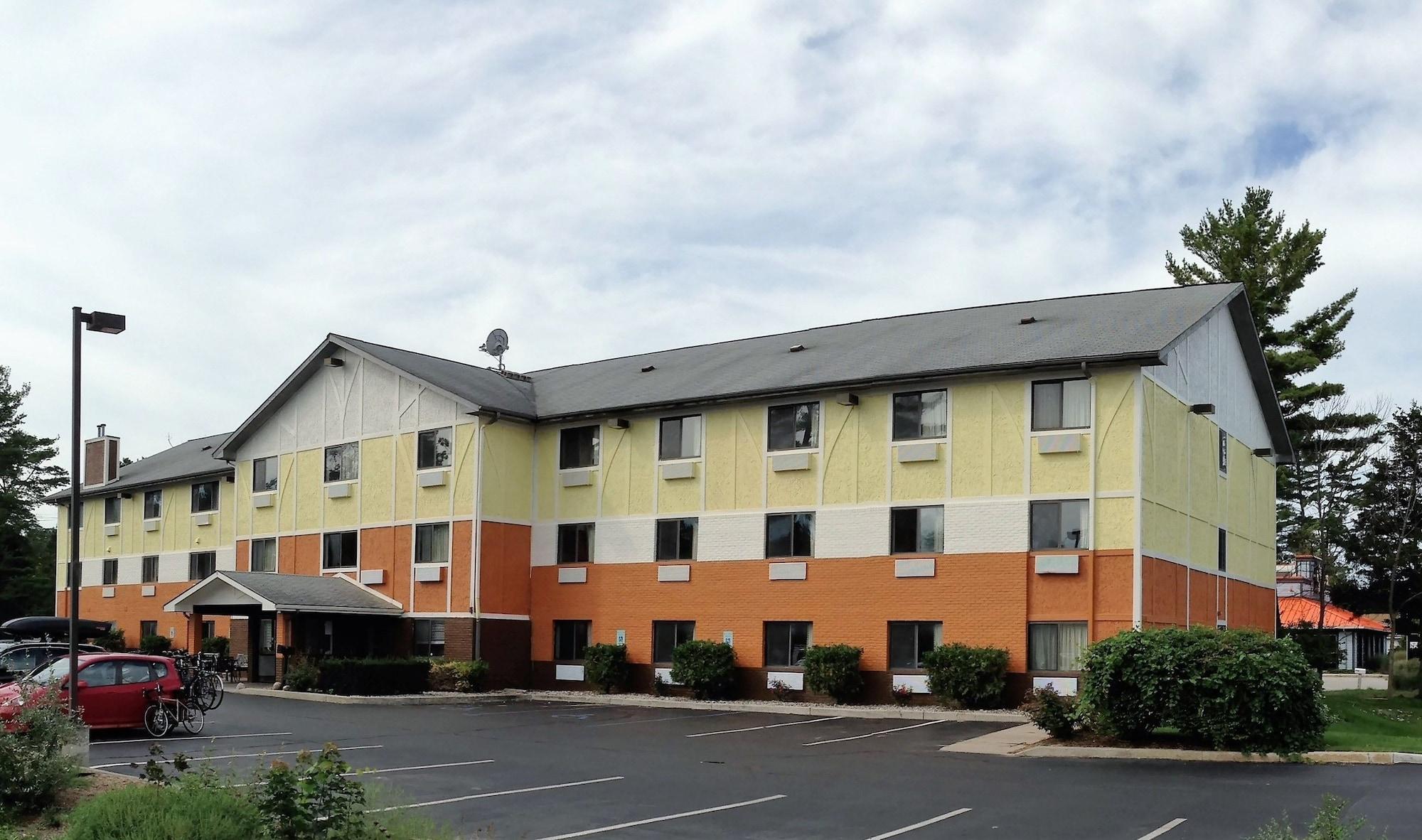 Hotel Days & By Wyndham Traverse 2*