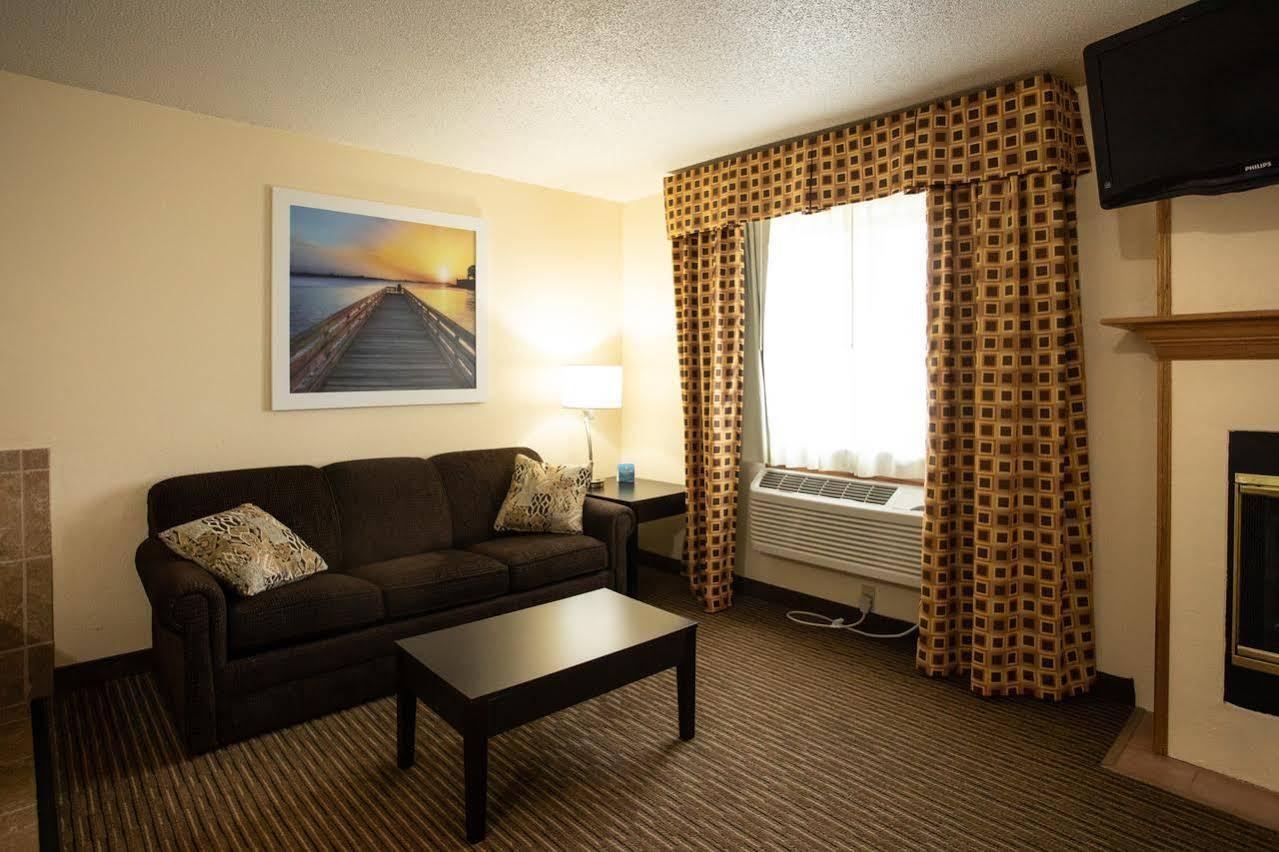 Days & By Wyndham Traverse Hotel