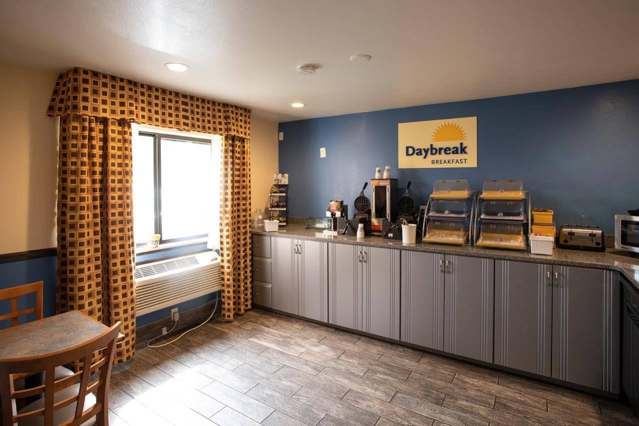 Days & By Wyndham Traverse Hotel