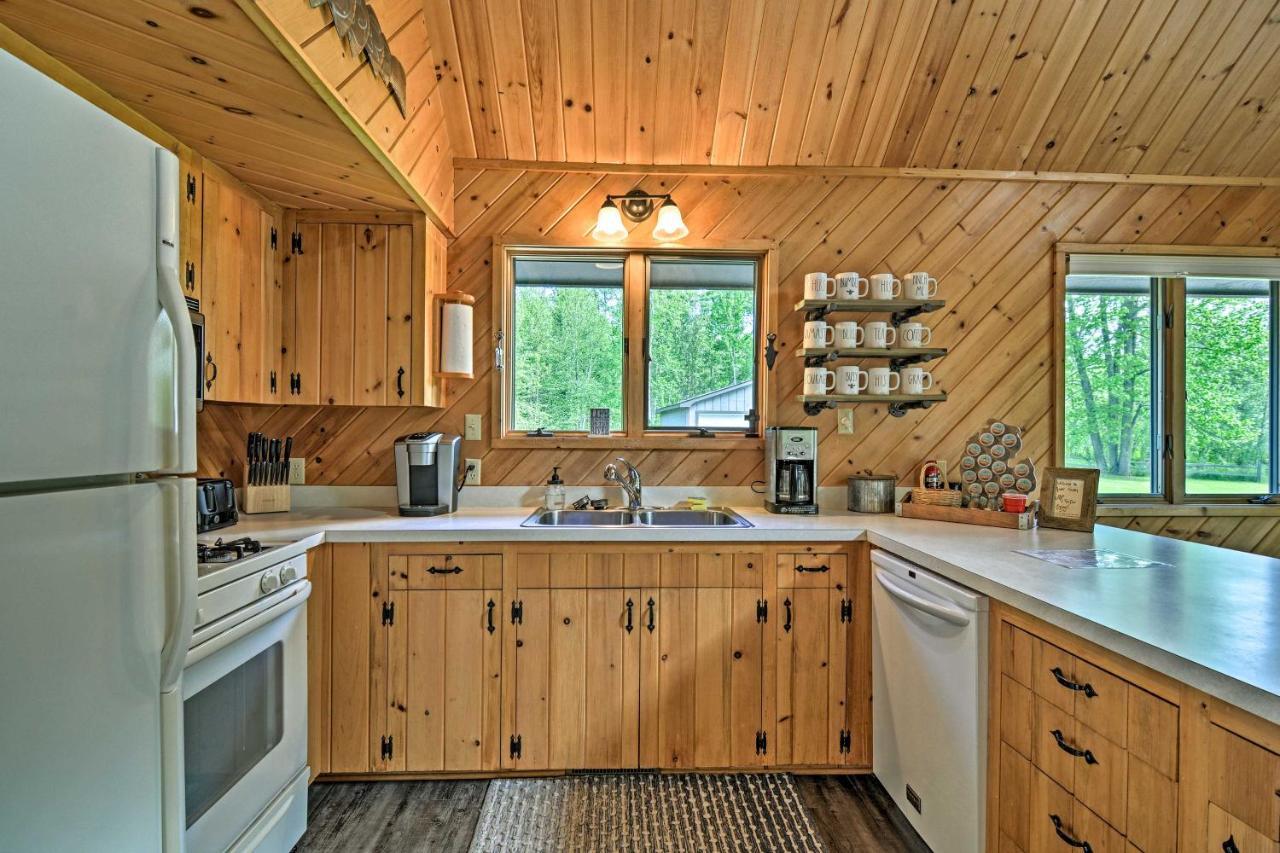 Riverfront Traverse Fish, Kayak And Tube Holiday home
