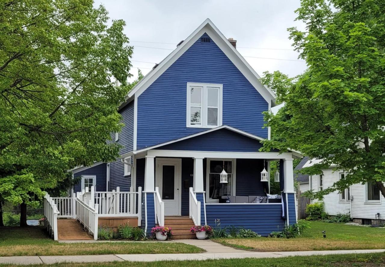 The Blue House On Front Downtown Traverse Holiday home Traverse City