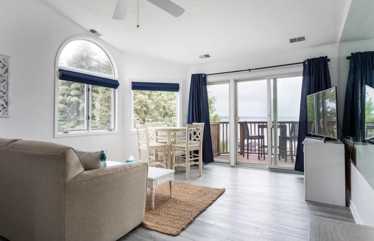 321 With Vaulted Ceilings Pool Hot Tub And Stunning Views From Private Deck Holiday home Traverse City