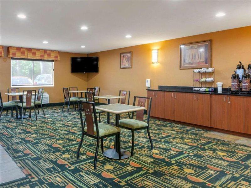 Comfort Traverse Inn 2*