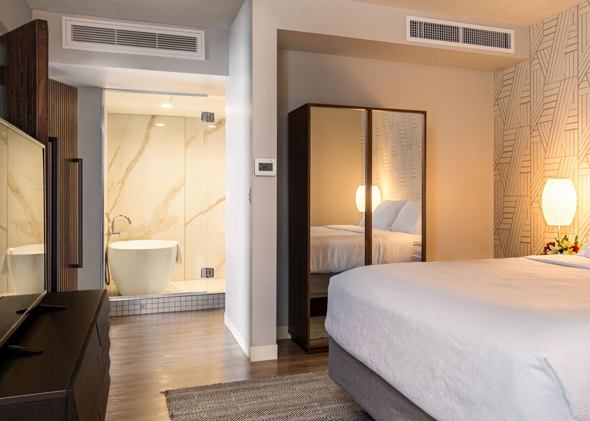 Hotel West Bay Beach, A Traverse City