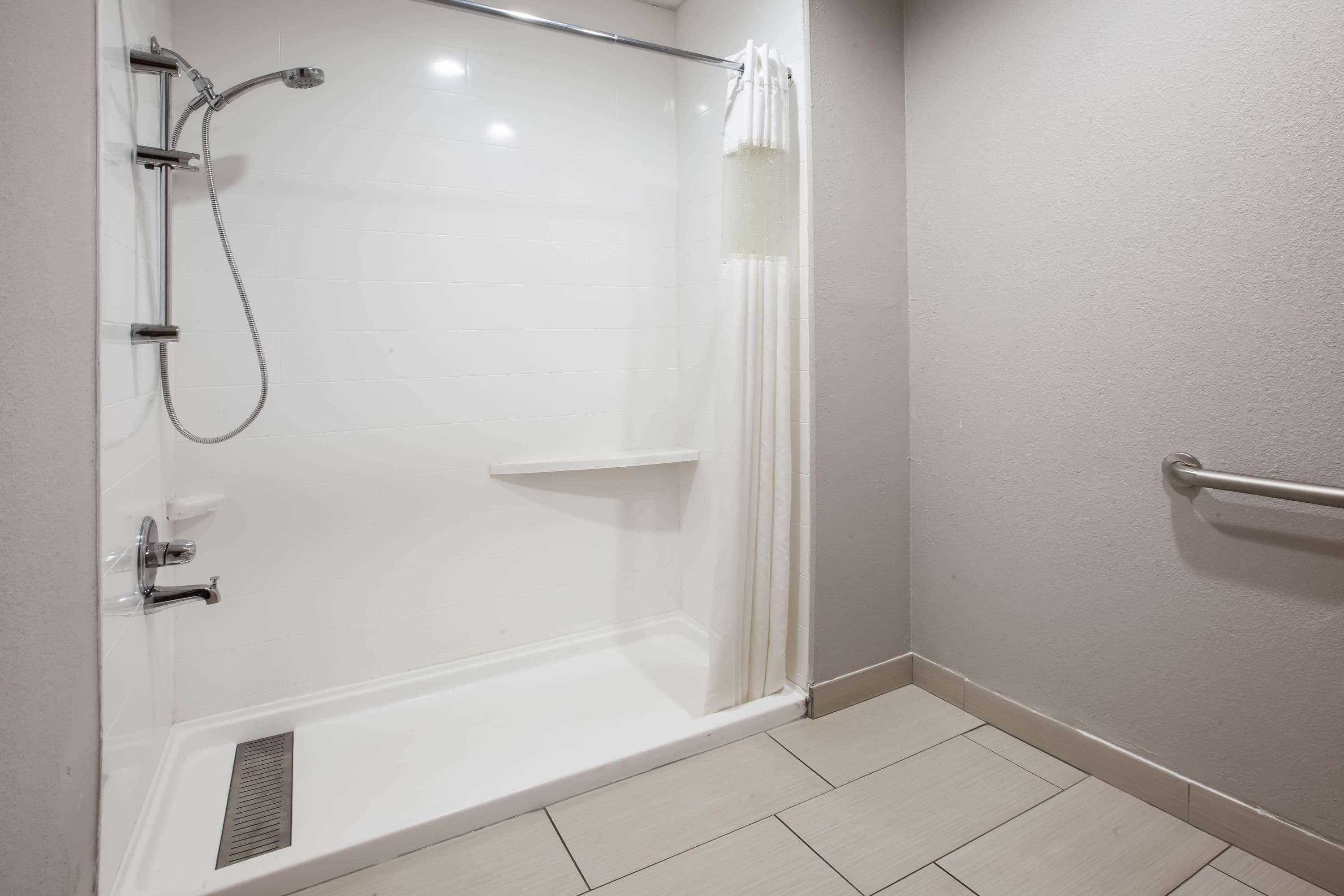 Baymont By Wyndham Traverse Hotel