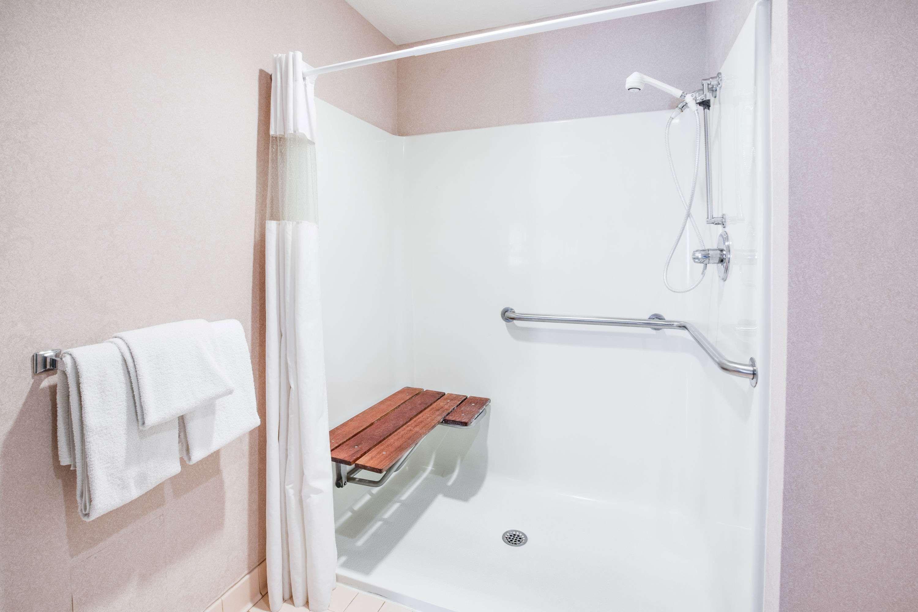Hotel Baymont By Wyndham Traverse 3*