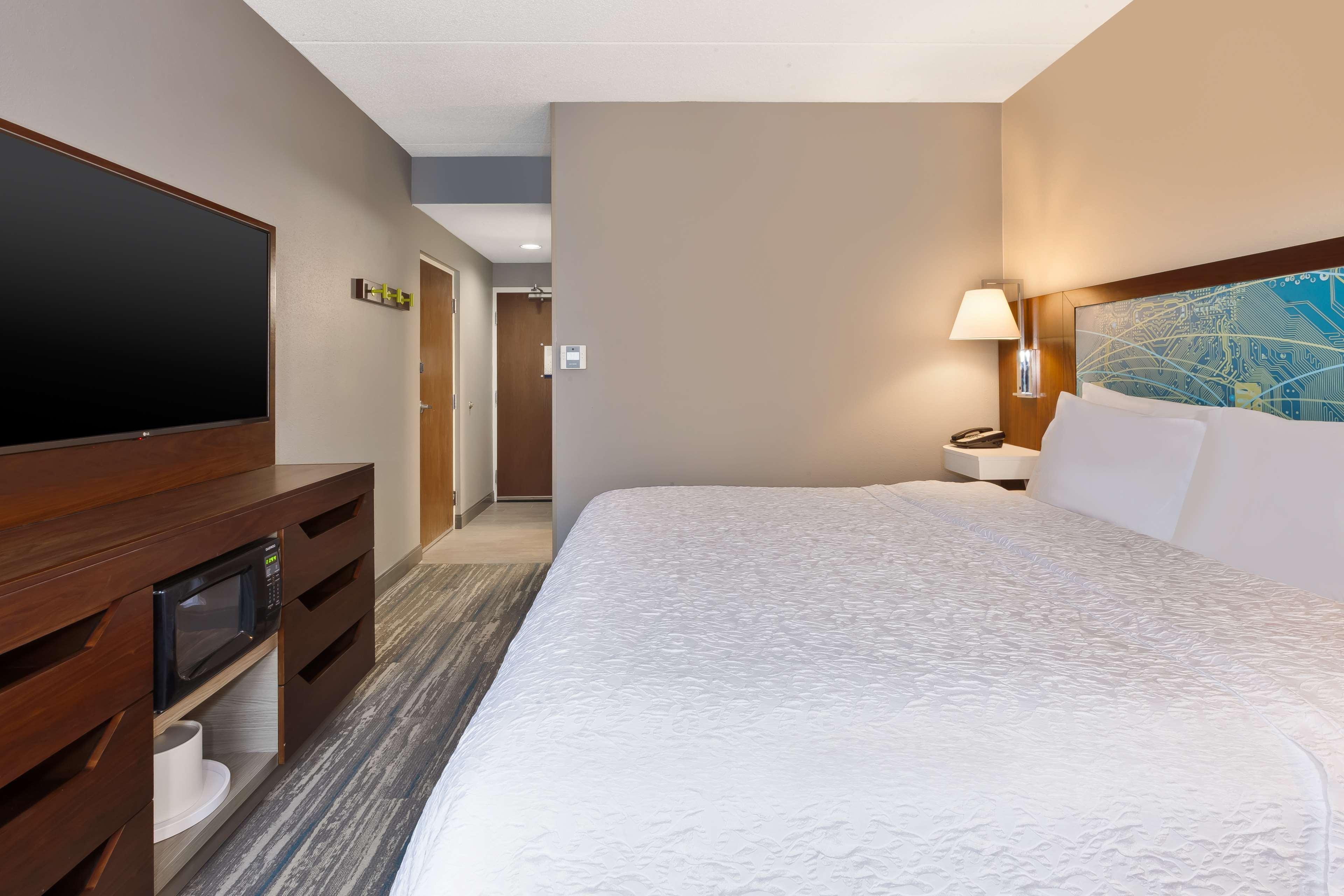 Hampton Traverse Hotel 3*