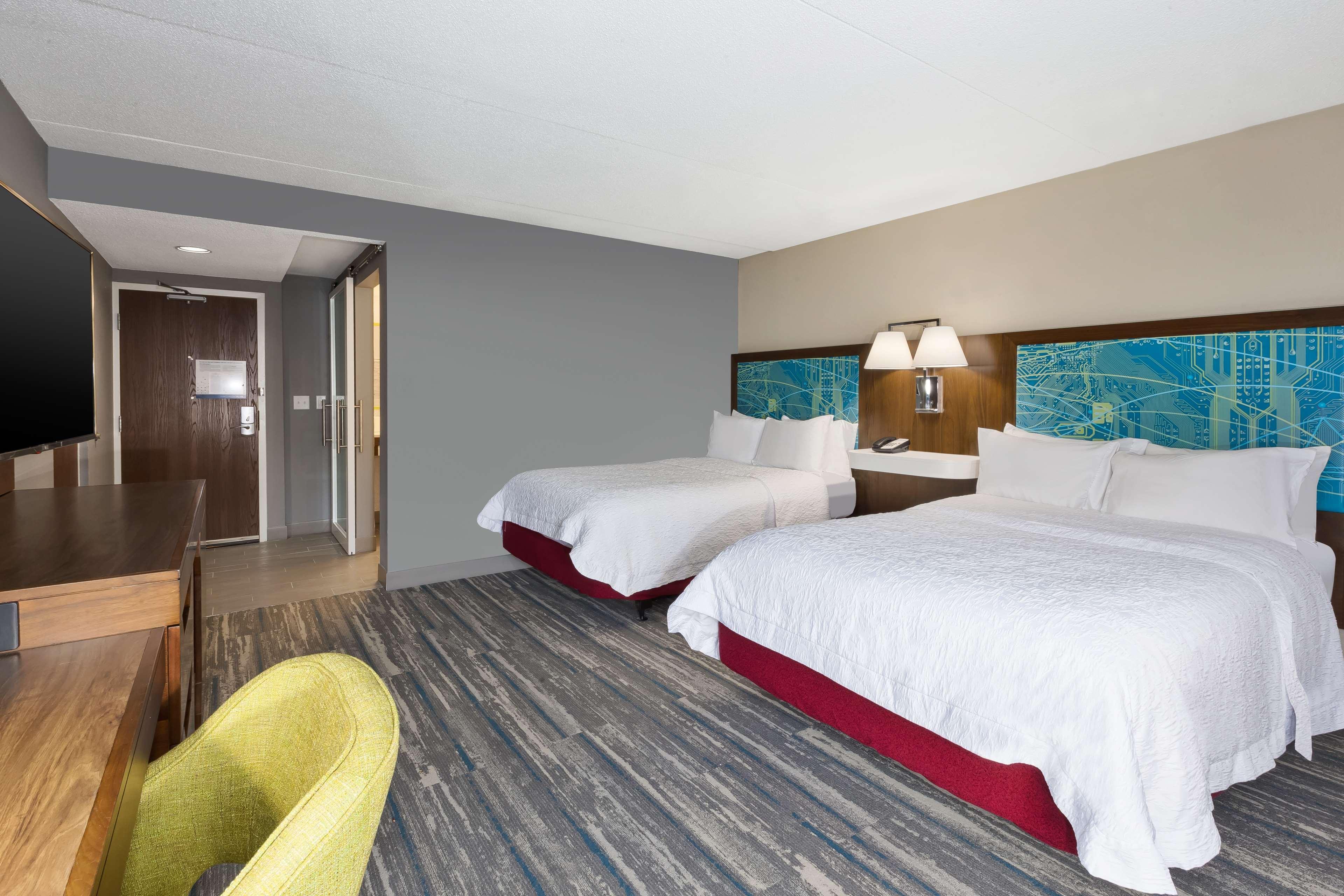 Hampton Traverse Hotel 3*