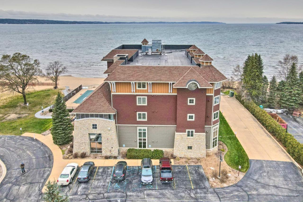 Beachfront Traverse With Pool Apartment