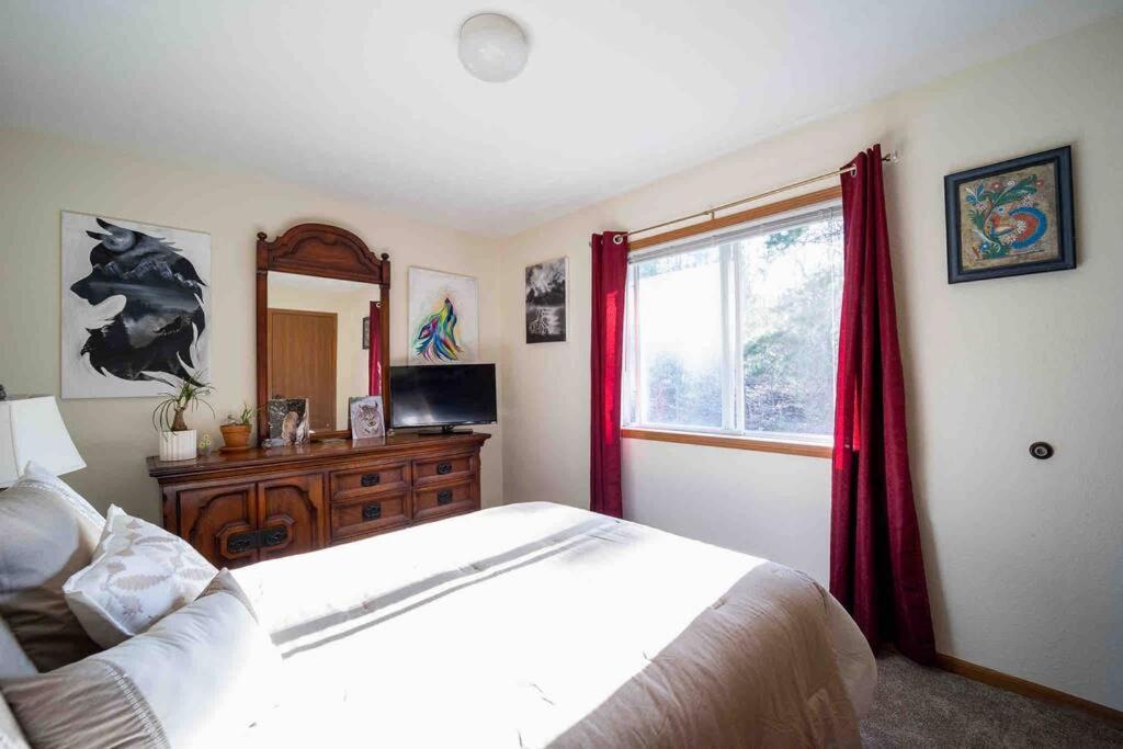 Quiet Artsy 2 Bedroom W/ Indoor Fireplace