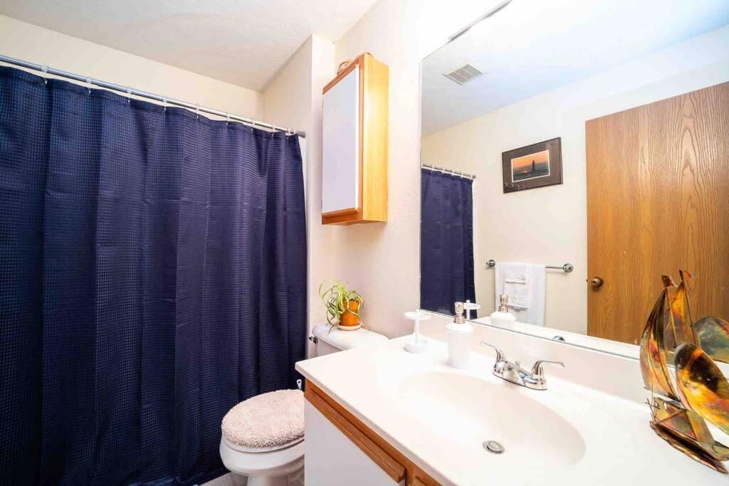 Quiet Artsy 2 Bedroom W/ Indoor Fireplace *