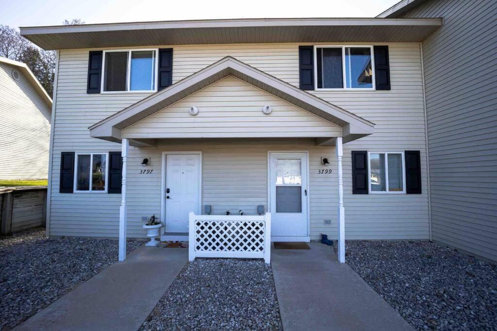 Apartment Quiet Artsy 2 Bedroom W/ Indoor Fireplace *