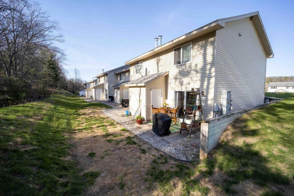 Quiet Artsy 2 Bedroom W/ Indoor Fireplace Traverse City