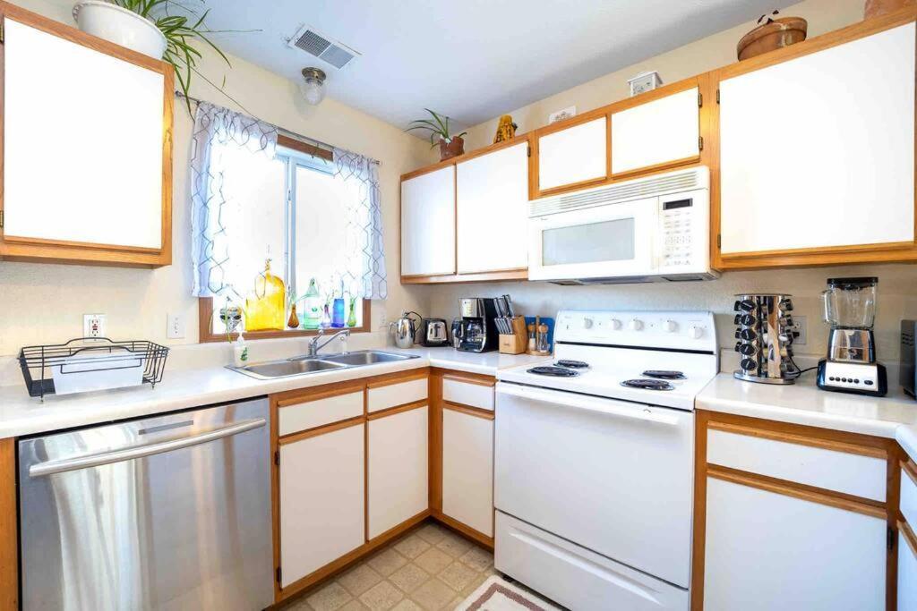 Quiet Artsy 2 Bedroom W/ Indoor Fireplace Apartment *
