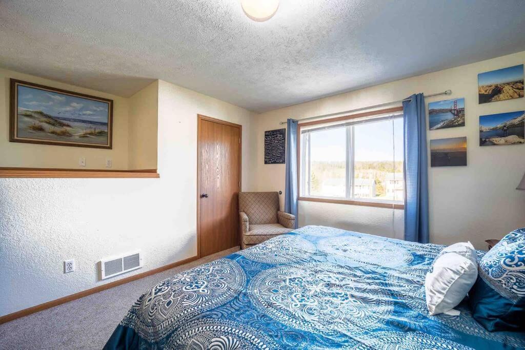 Quiet Artsy 2 Bedroom W/ Indoor Fireplace *