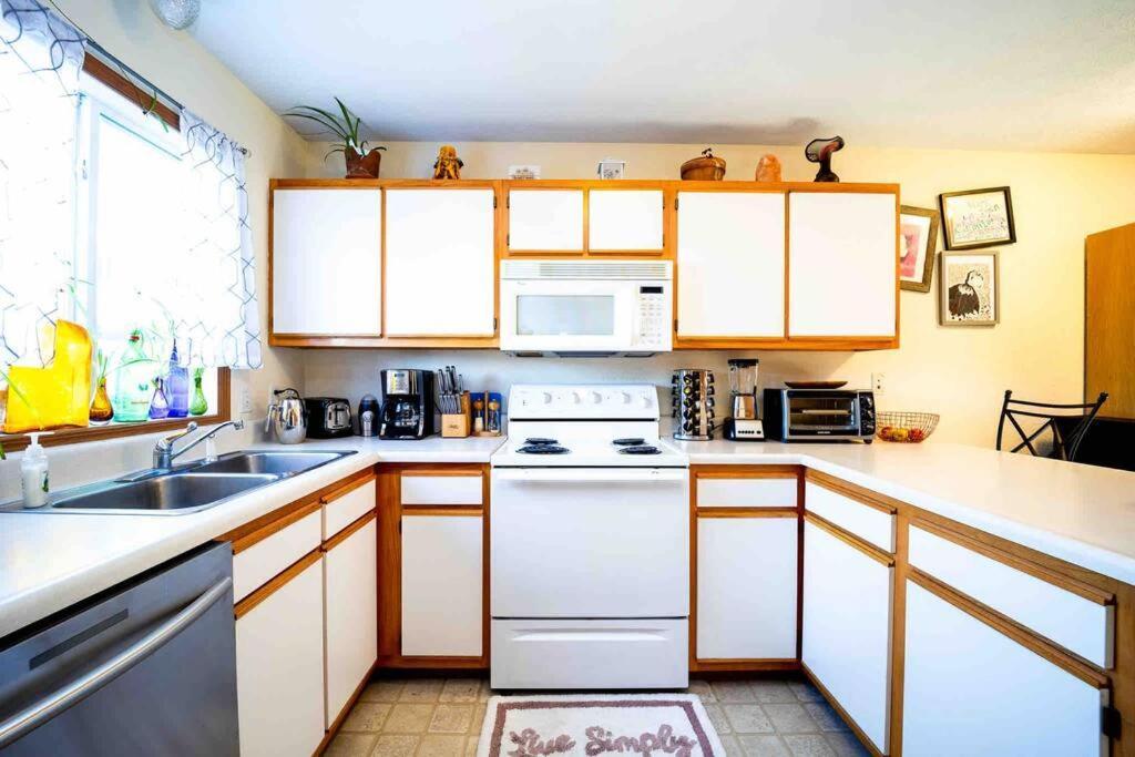 Quiet Artsy 2 Bedroom W/ Indoor Fireplace * Traverse City