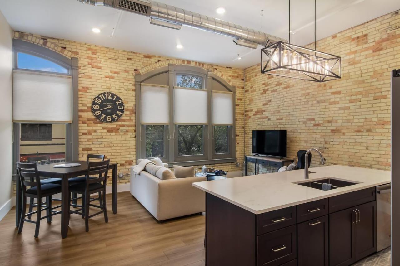 Golden Lofts Unit 4 Downtown Traverse 2bd 2ba Holiday home