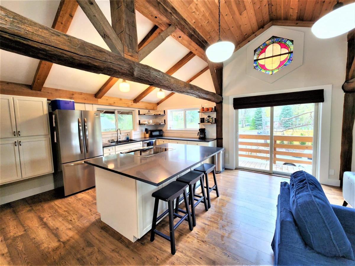 Beachside-hottub-fireplace-authentically Northern Chalet