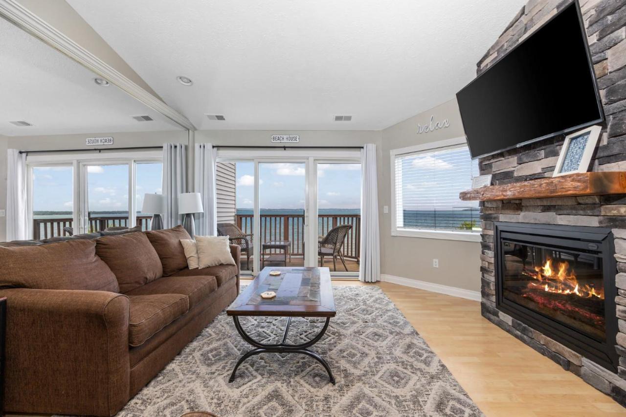 Beachside 329 Waterfront Apartment Traverse City