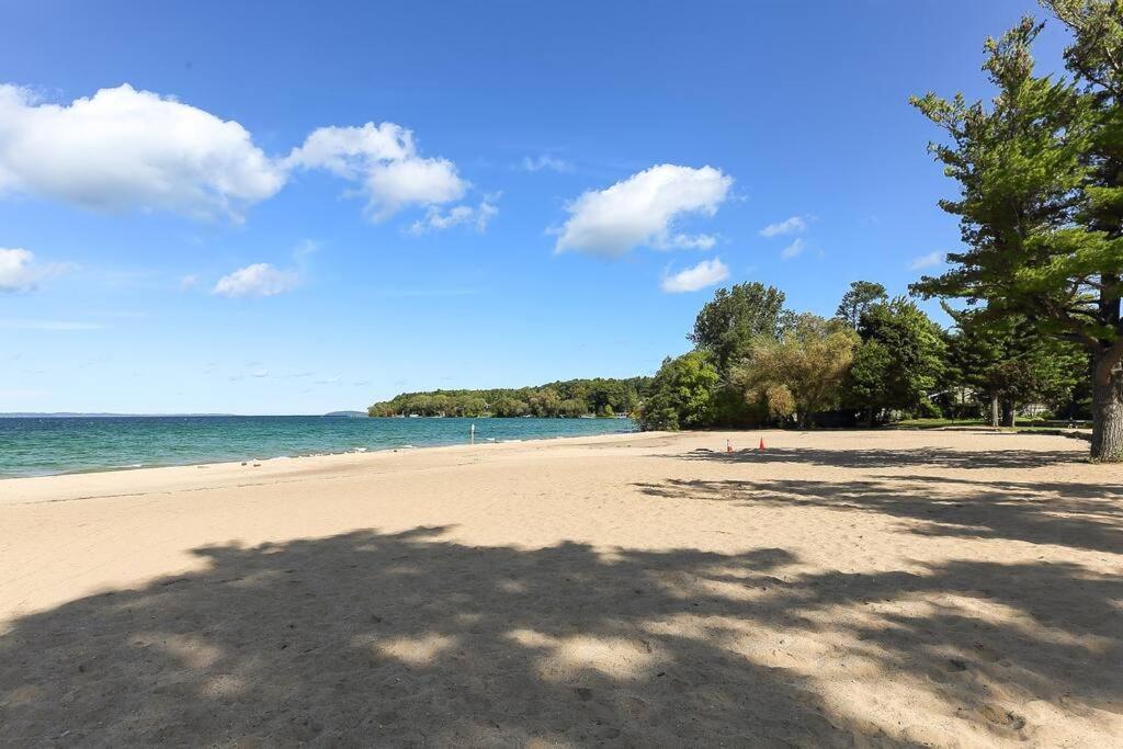 Fun & Trendy Close To Downtown And The Traverse City