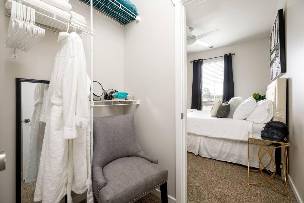Fun & Trendy Close To Downtown And The Apartment *
