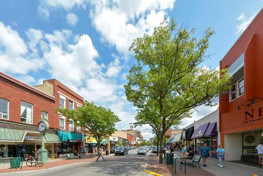 Fun & Trendy Close To Downtown And The *