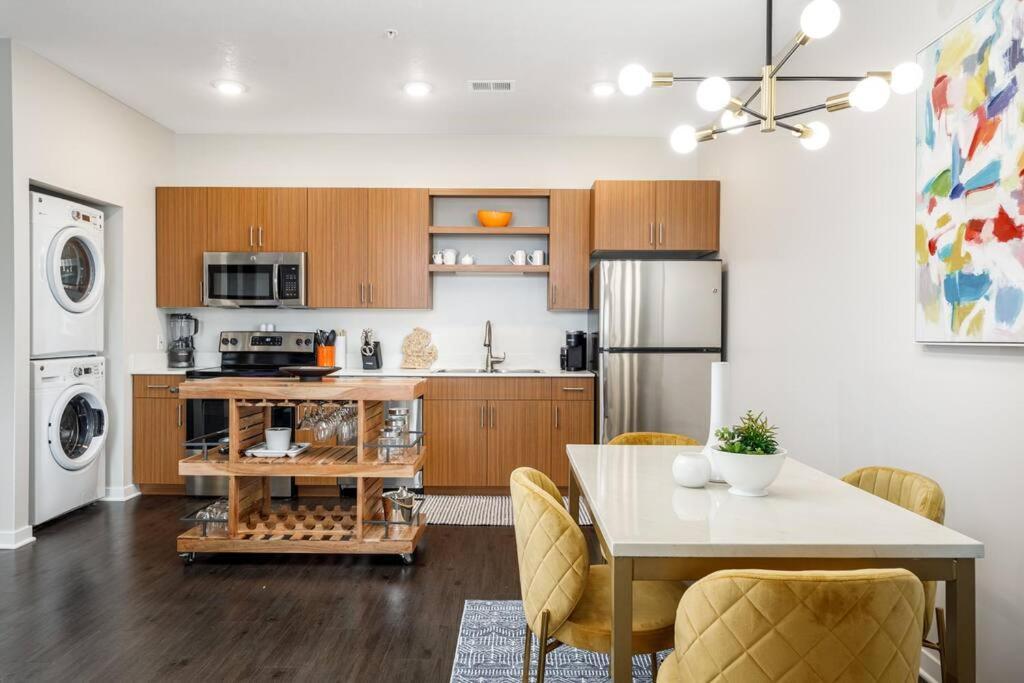 Fun & Trendy Close To Downtown And The *