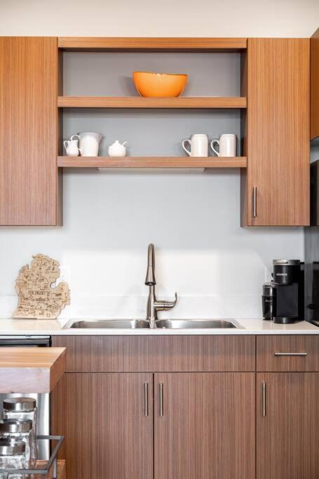 Fun & Trendy Close To Downtown And The Apartment *