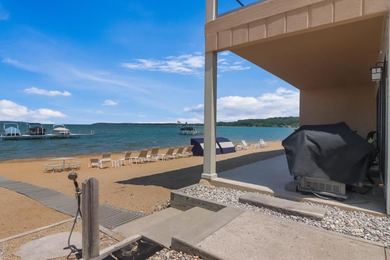 Sugar 1012 Luxury Waterfront Holiday home *