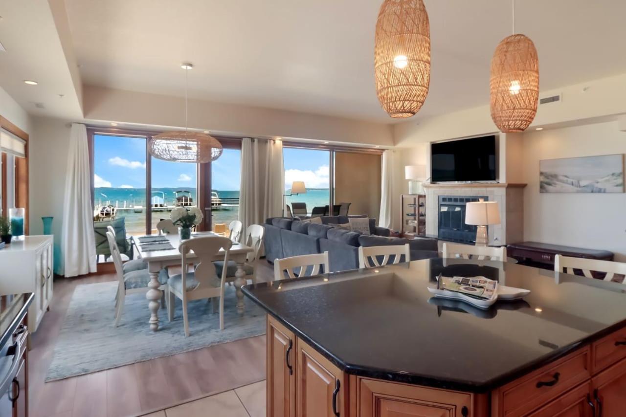 Sugar 1012 Luxury Waterfront Holiday home