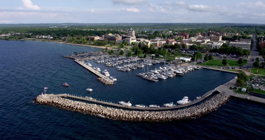 Gorogeous Chic 2bdr Renovated Near Downtown Sleeps 6 843 Holiday home Traverse City
