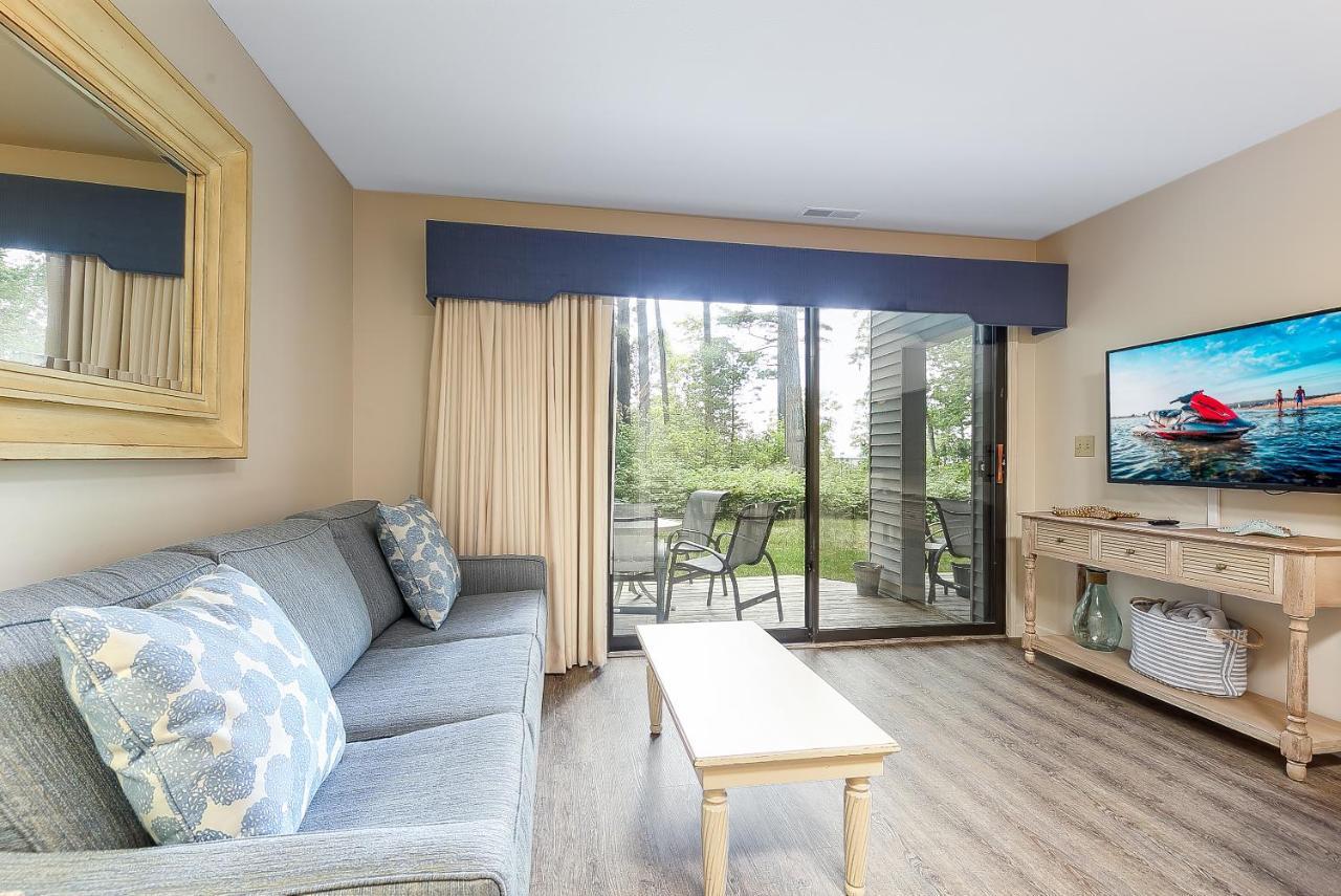 Beautiful 2 Bedroom Lakeside At The Shores Apartment *